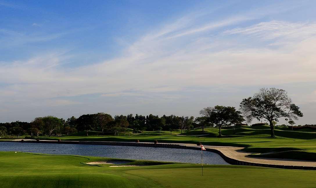 Dusit Thani Laguna Singapura Luaran gambar The 17th hole at the 2013 PGA Championship