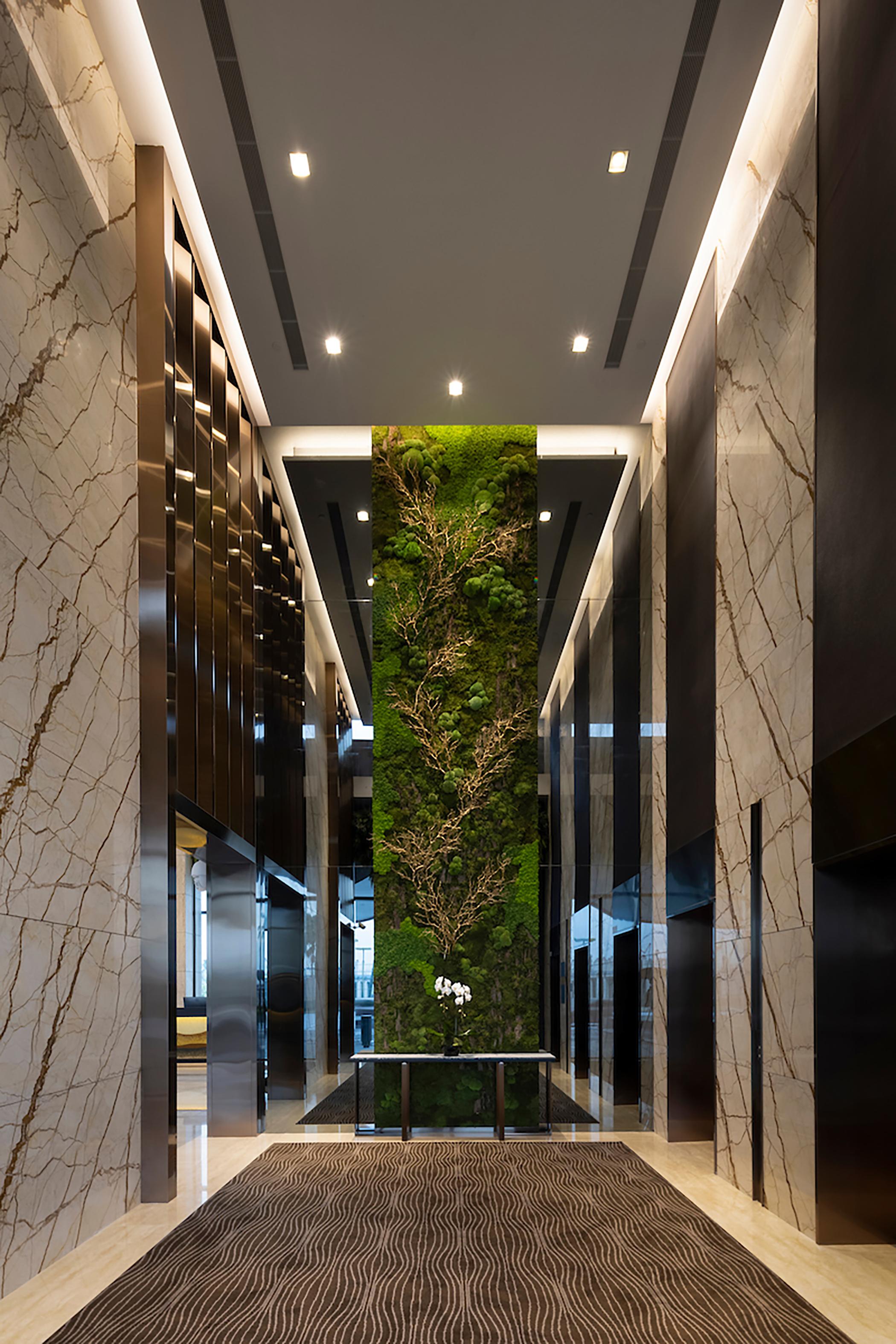 Dusit Thani Laguna Singapura Luaran gambar The green wall in the elevator lobby