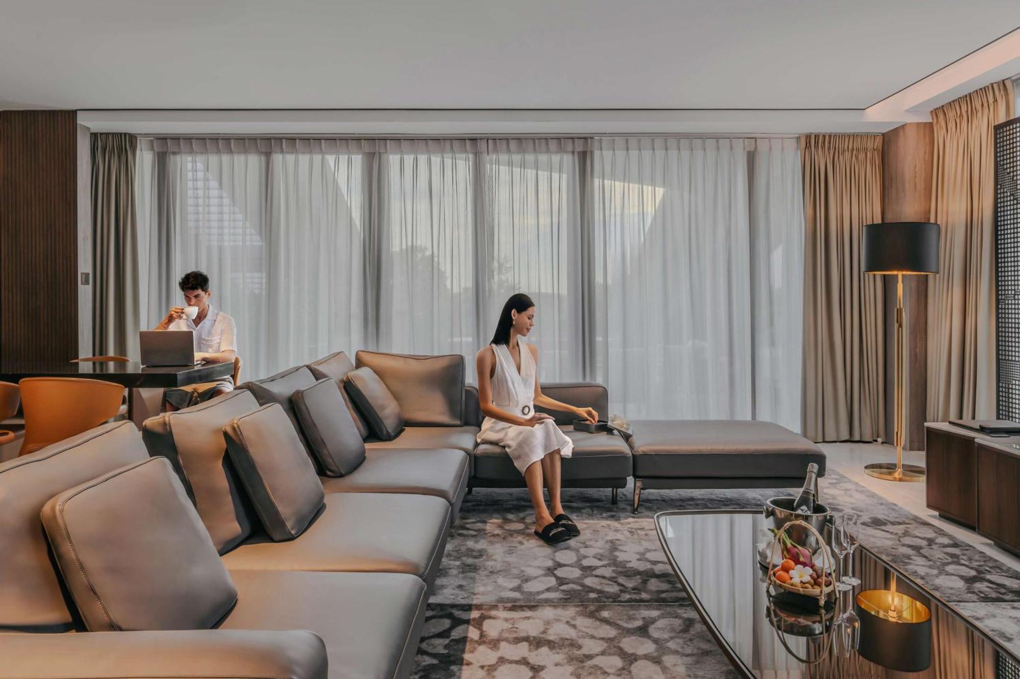 Dusit Thani Laguna Singapura Luaran gambar The living room of a three-bedroom suite