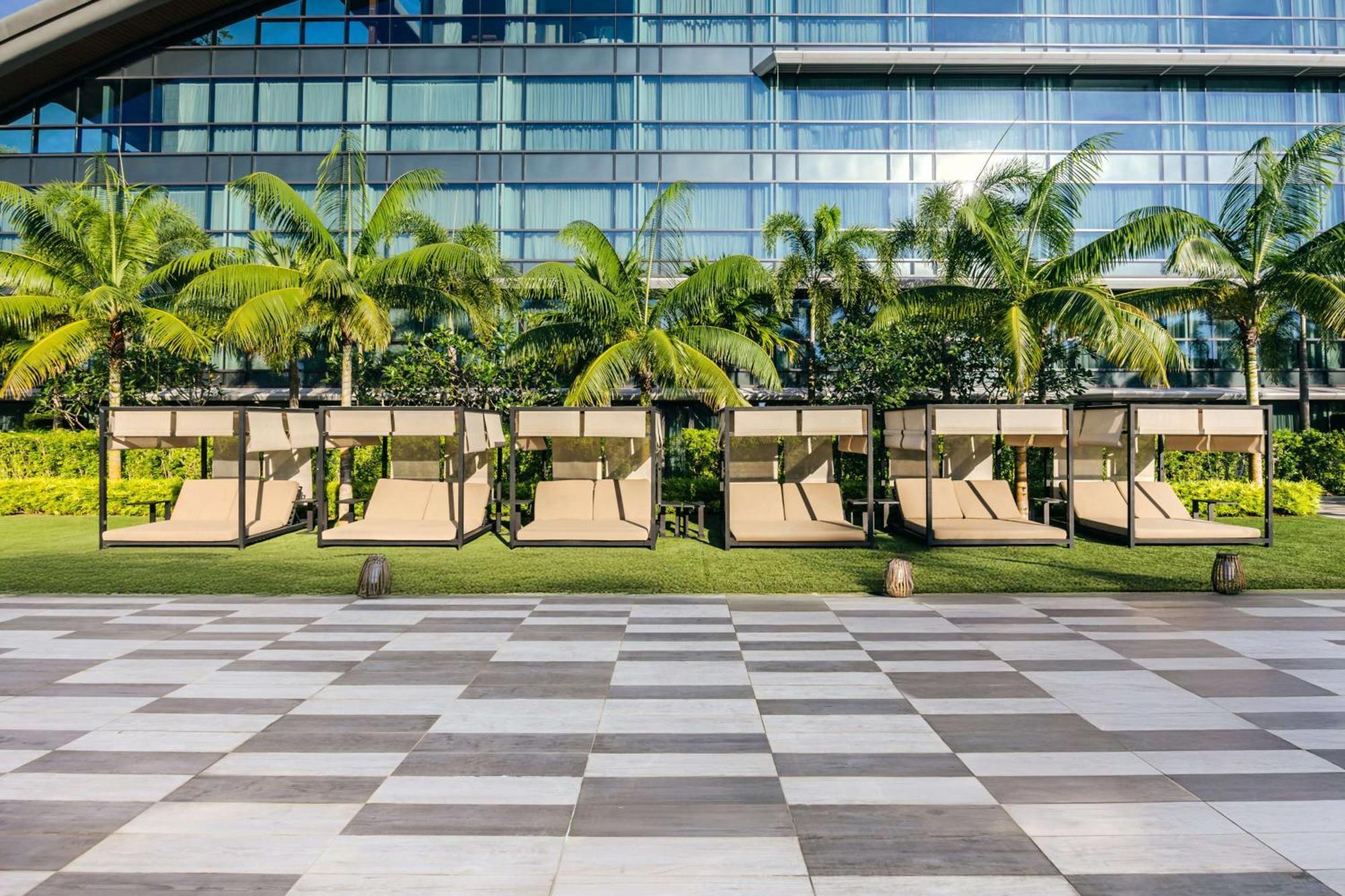 Dusit Thani Laguna Singapura Luaran gambar The pool deck at the Westin